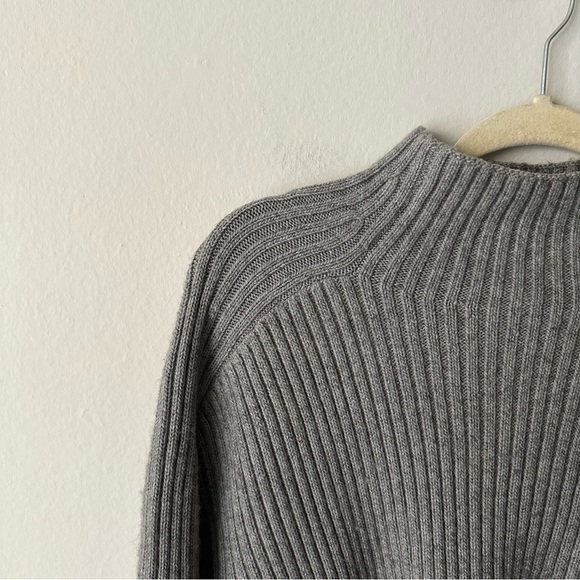 H&M Ribbed Mock Turtleneck Sweater in Grey Size Large - Picture 3 of 7